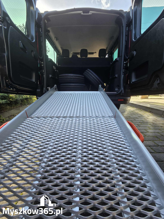 Nowy samochód dla podopiecznych Środowiskowego Domu Samopomocy w Żarkach