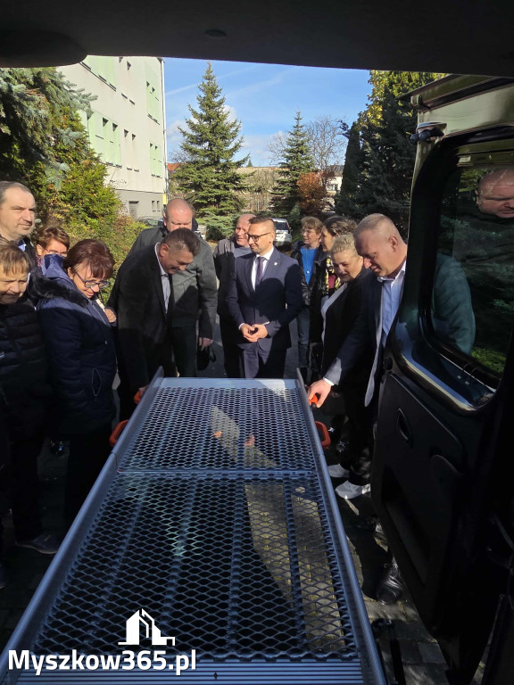 Nowy samochód dla podopiecznych Środowiskowego Domu Samopomocy w Żarkach