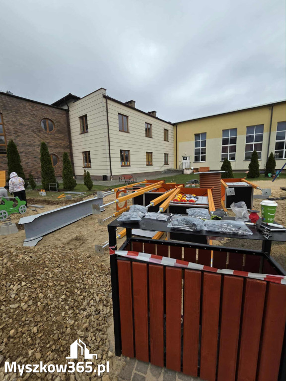 Nowe inwestycje na placach zabaw w Żarkach i Przybynowie