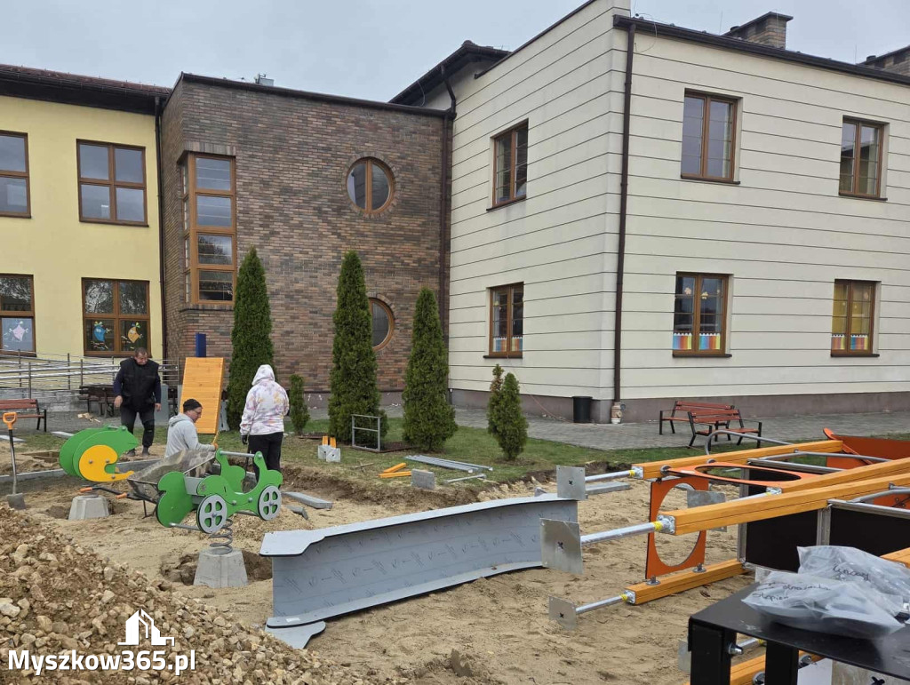 Nowe inwestycje na placach zabaw w Żarkach i Przybynowie