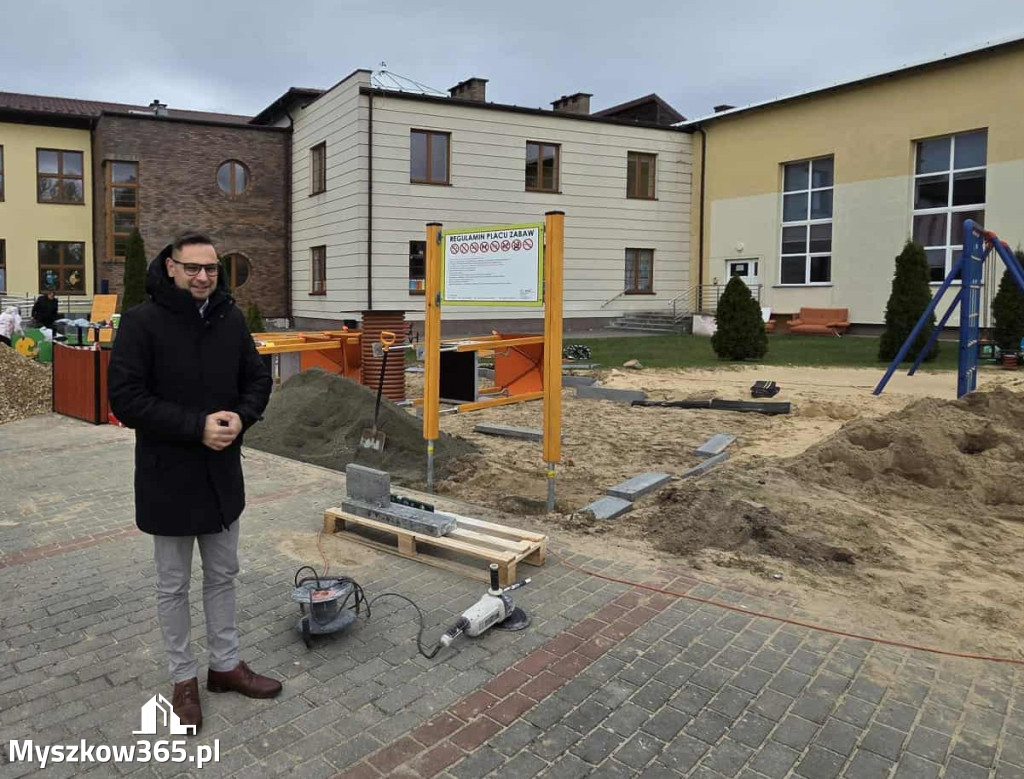 Nowe inwestycje na placach zabaw w Żarkach i Przybynowie