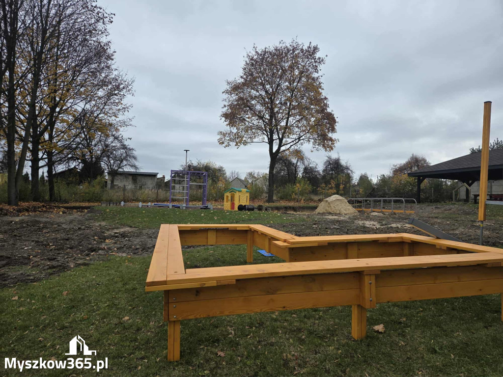 Nowe inwestycje na placach zabaw w Żarkach i Przybynowie