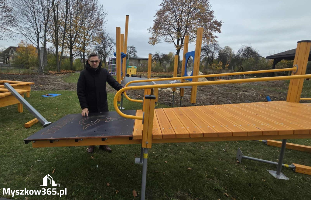 Nowe inwestycje na placach zabaw w Żarkach i Przybynowie