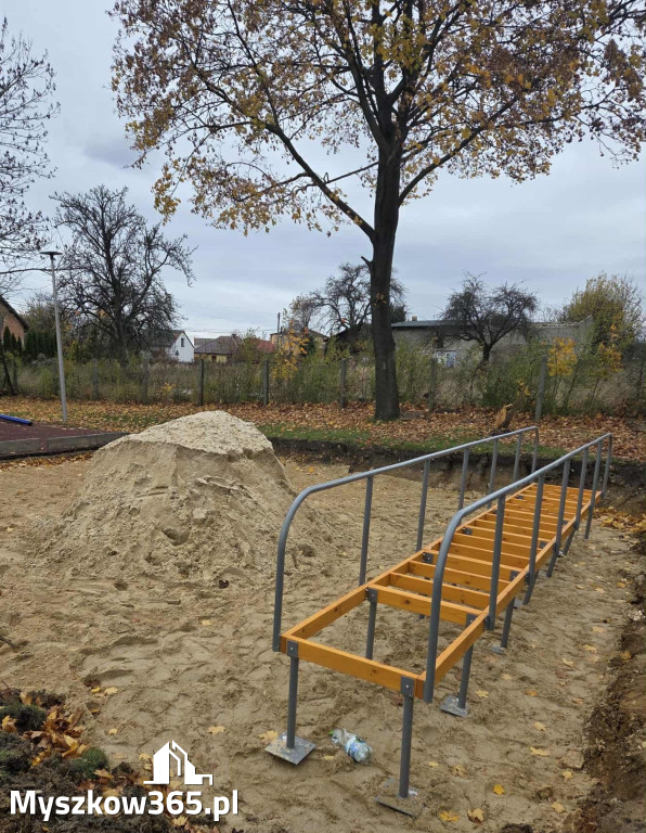 Nowe inwestycje na placach zabaw w Żarkach i Przybynowie