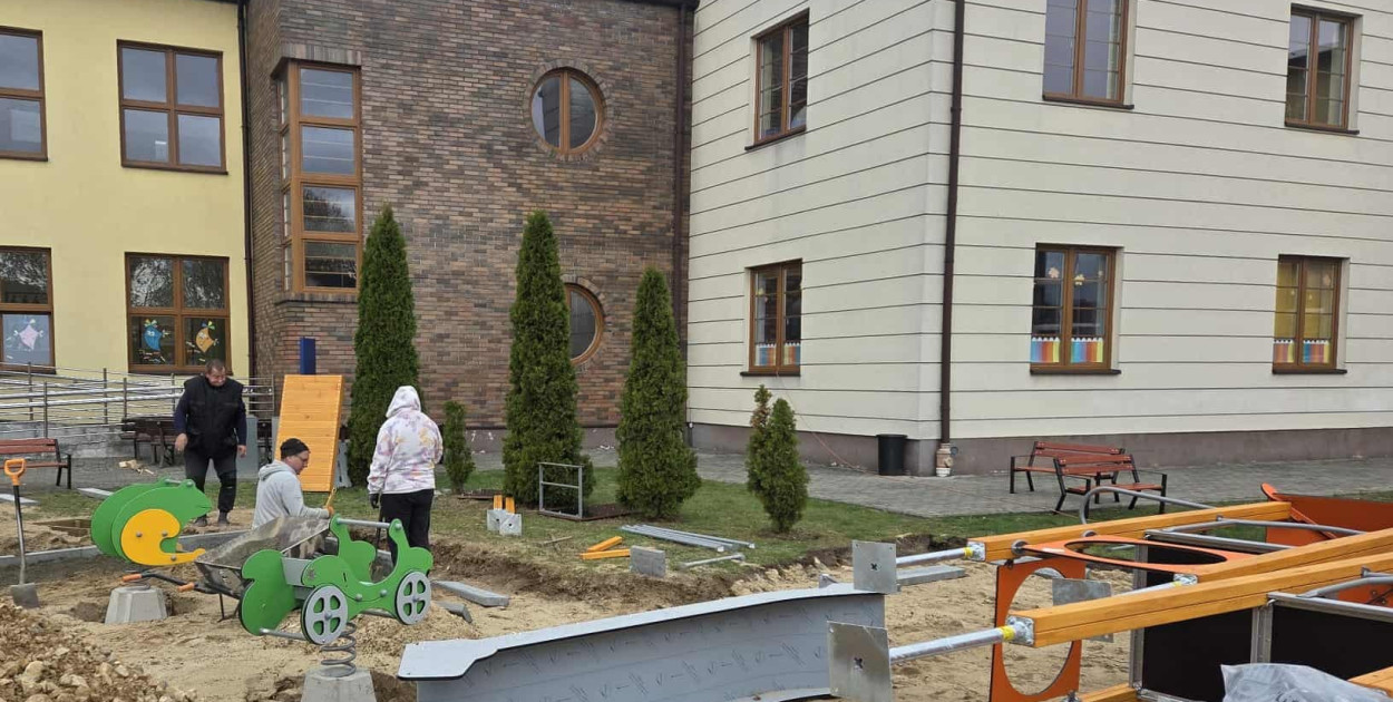 Nowe inwestycje na placach zabaw w Żarkach i Przybynowie