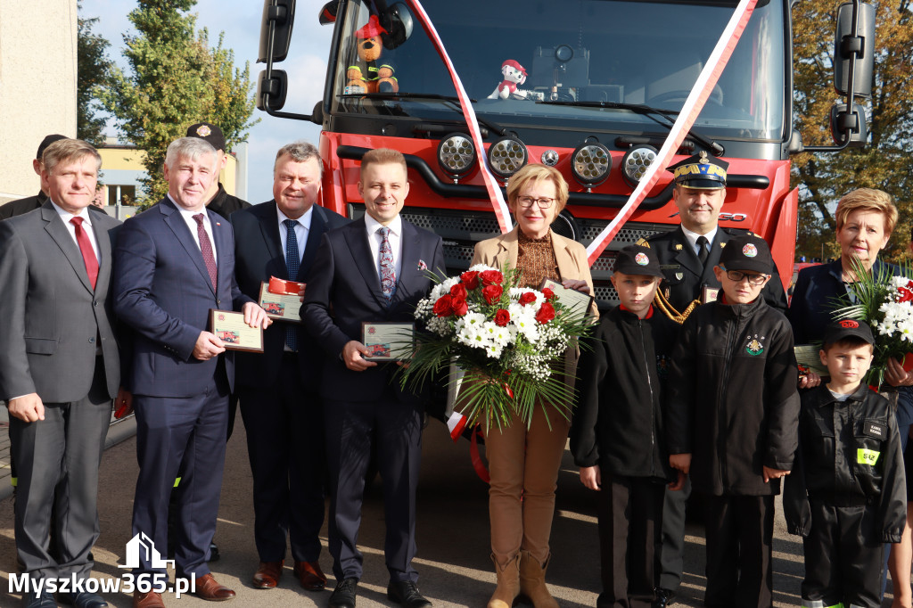 Fotorelacja - Przekazanie i poświęcenie nowego samochodu OSP Cynków