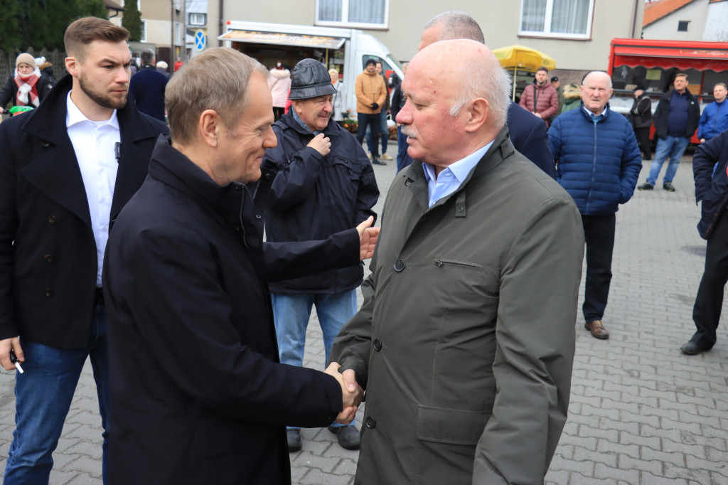 Fotorelacja: Donald Tusk wybrał się na żarecki targ (22.03.2023).