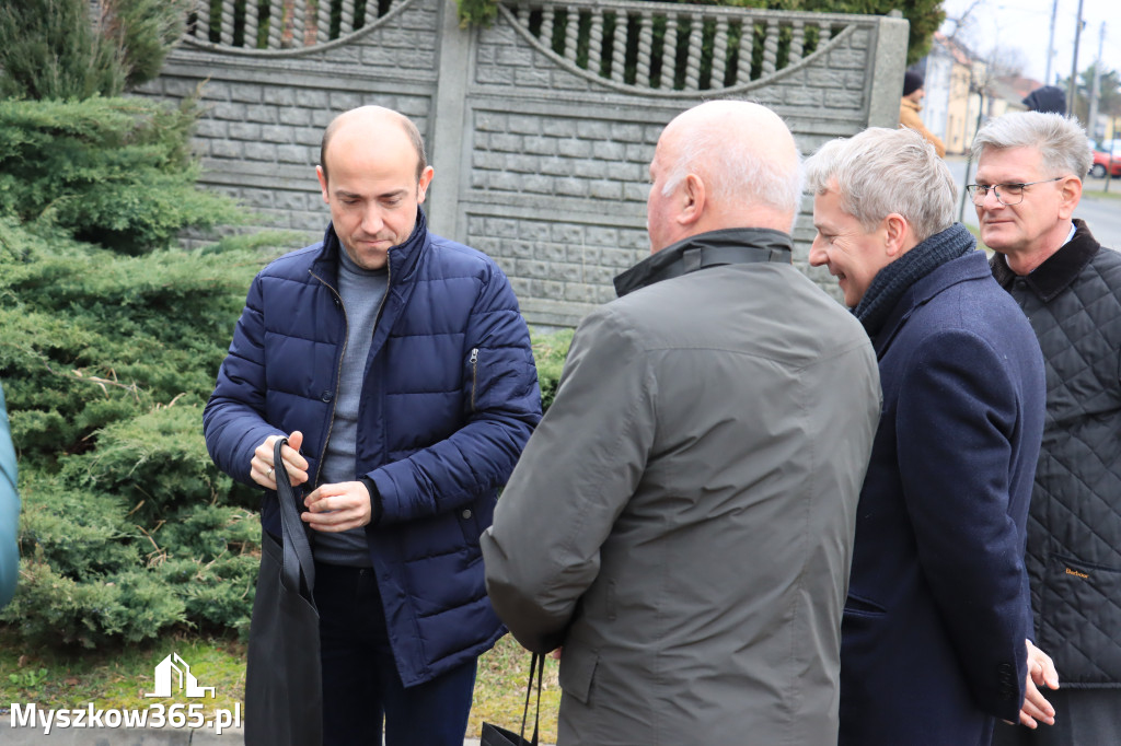 Fotorelacja: Donald Tusk wybrał się na żarecki targ (22.03.2023).