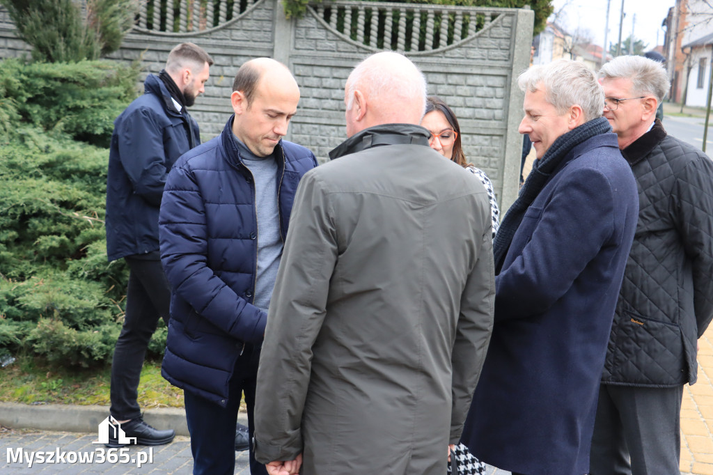 Fotorelacja: Donald Tusk wybrał się na żarecki targ (22.03.2023).