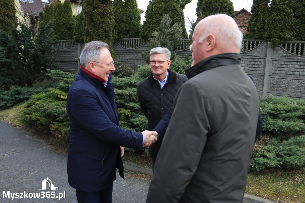 Fotorelacja: Donald Tusk wybrał się na żarecki targ (22.03.2023).