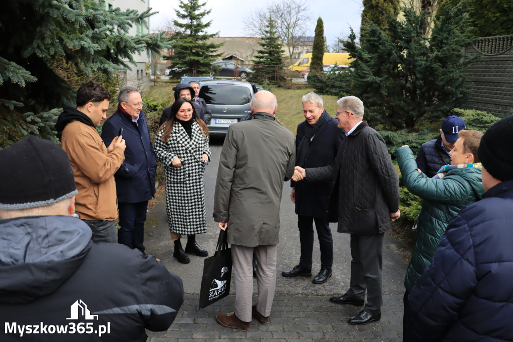 Fotorelacja: Donald Tusk wybrał się na żarecki targ (22.03.2023).