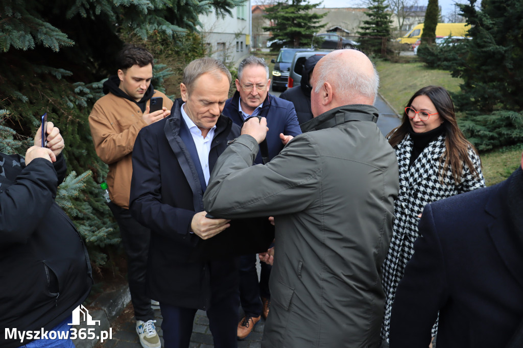 Fotorelacja: Donald Tusk wybrał się na żarecki targ (22.03.2023).