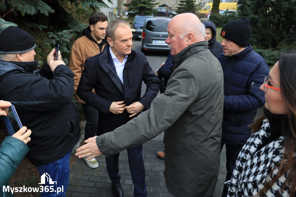 Fotorelacja: Donald Tusk wybrał się na żarecki targ (22.03.2023).