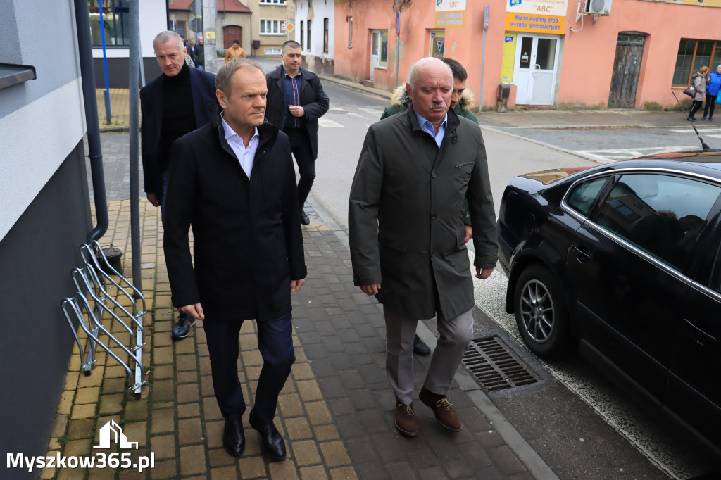 Fotorelacja: Donald Tusk wybrał się na żarecki targ (22.03.2023).