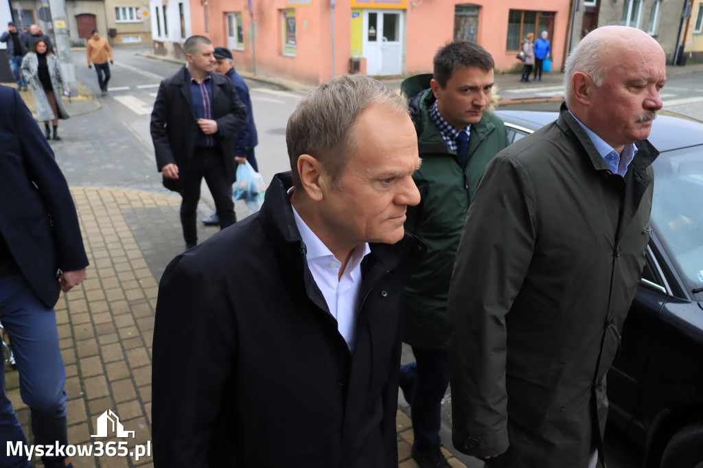 Fotorelacja: Donald Tusk wybrał się na żarecki targ (22.03.2023).