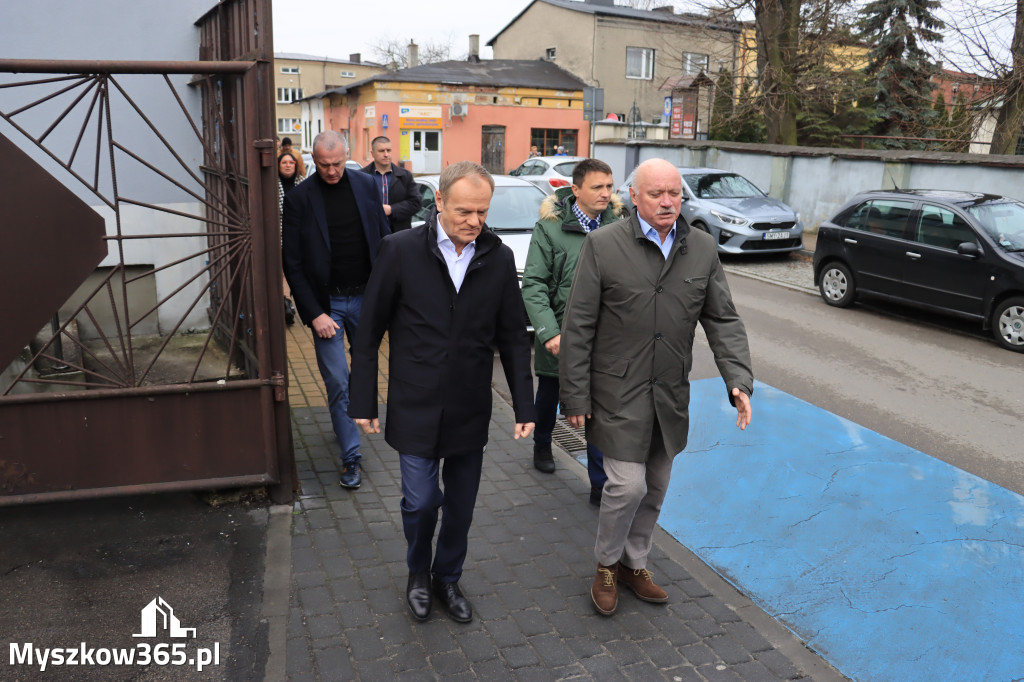 Fotorelacja: Donald Tusk wybrał się na żarecki targ (22.03.2023).