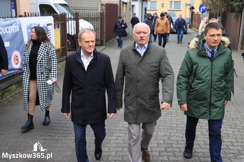 Fotorelacja: Donald Tusk wybrał się na żarecki targ (22.03.2023).