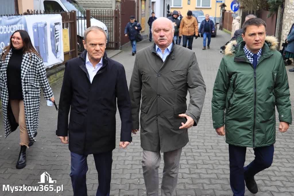 Fotorelacja: Donald Tusk wybrał się na żarecki targ (22.03.2023).