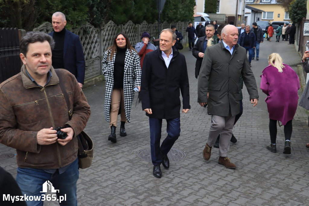 Fotorelacja: Donald Tusk wybrał się na żarecki targ (22.03.2023).