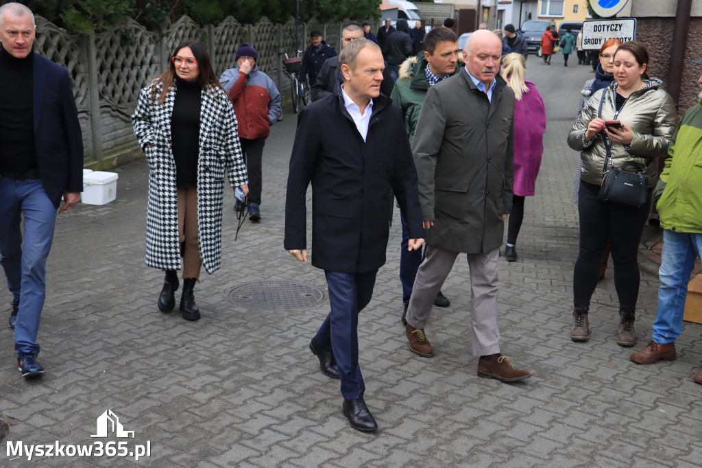 Fotorelacja: Donald Tusk wybrał się na żarecki targ (22.03.2023).