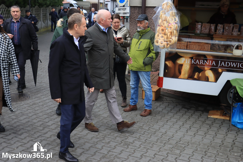 Fotorelacja: Donald Tusk wybrał się na żarecki targ (22.03.2023).