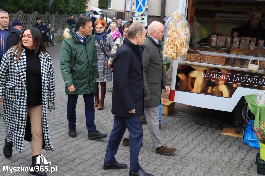 Fotorelacja: Donald Tusk wybrał się na żarecki targ (22.03.2023).