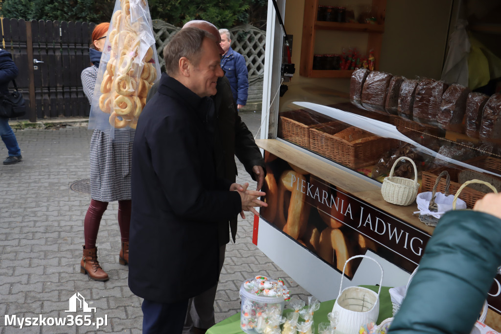 Fotorelacja: Donald Tusk wybrał się na żarecki targ (22.03.2023).