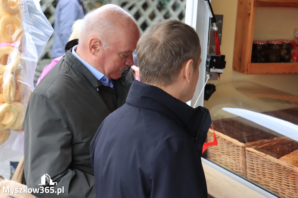 Fotorelacja: Donald Tusk wybrał się na żarecki targ (22.03.2023).