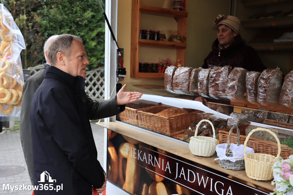 Fotorelacja: Donald Tusk wybrał się na żarecki targ (22.03.2023).