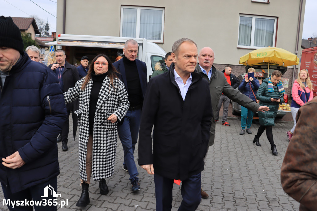 Fotorelacja: Donald Tusk wybrał się na żarecki targ (22.03.2023).