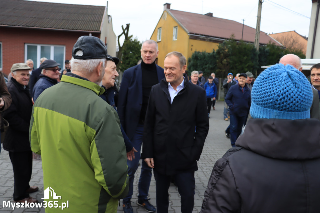 Fotorelacja: Donald Tusk wybrał się na żarecki targ (22.03.2023).