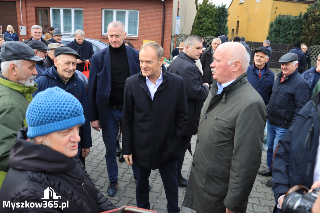 Fotorelacja: Donald Tusk wybrał się na żarecki targ (22.03.2023).