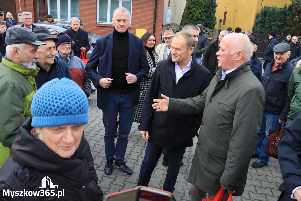 Fotorelacja: Donald Tusk wybrał się na żarecki targ (22.03.2023).