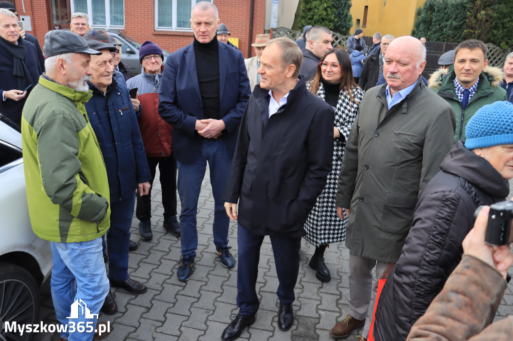 Fotorelacja: Donald Tusk wybrał się na żarecki targ (22.03.2023).