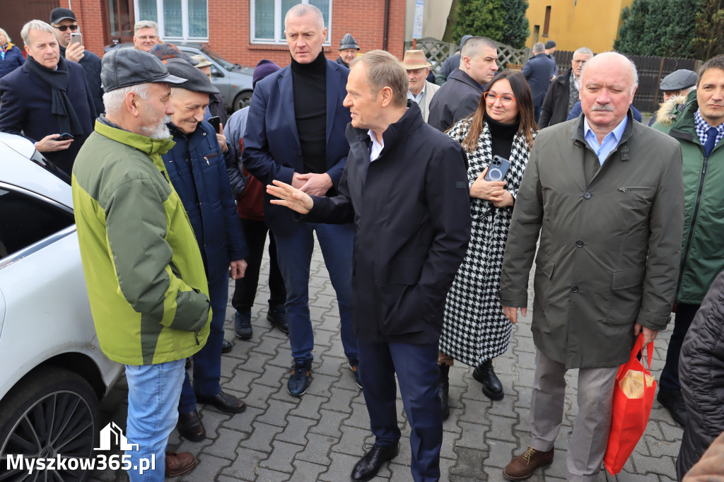 Fotorelacja: Donald Tusk wybrał się na żarecki targ (22.03.2023).