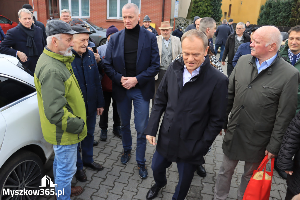 Fotorelacja: Donald Tusk wybrał się na żarecki targ (22.03.2023).