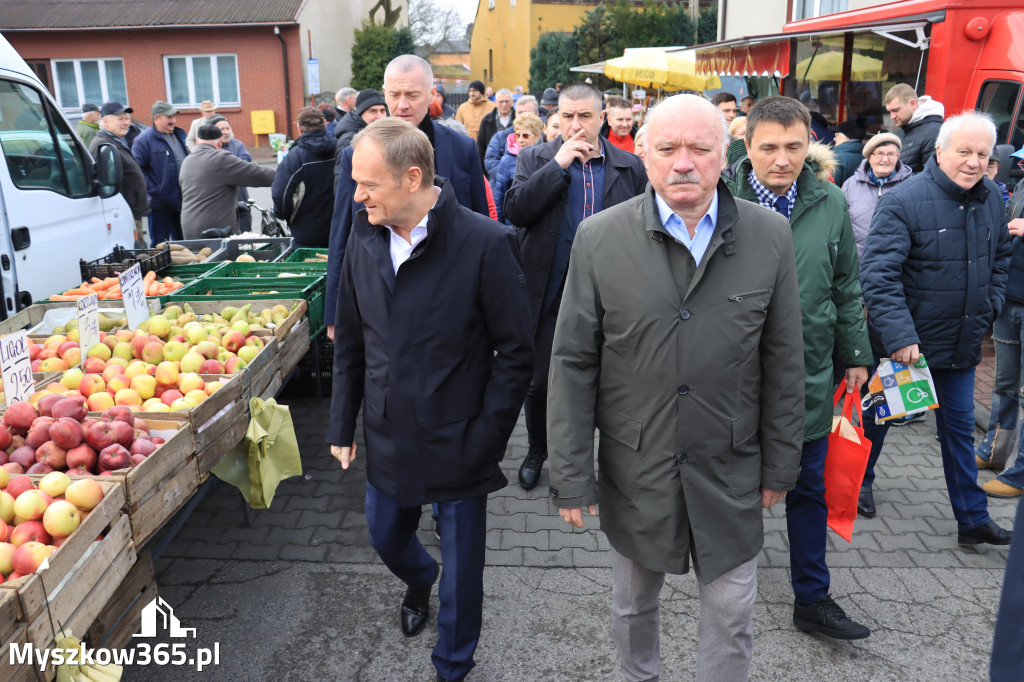 Fotorelacja: Donald Tusk wybrał się na żarecki targ (22.03.2023).