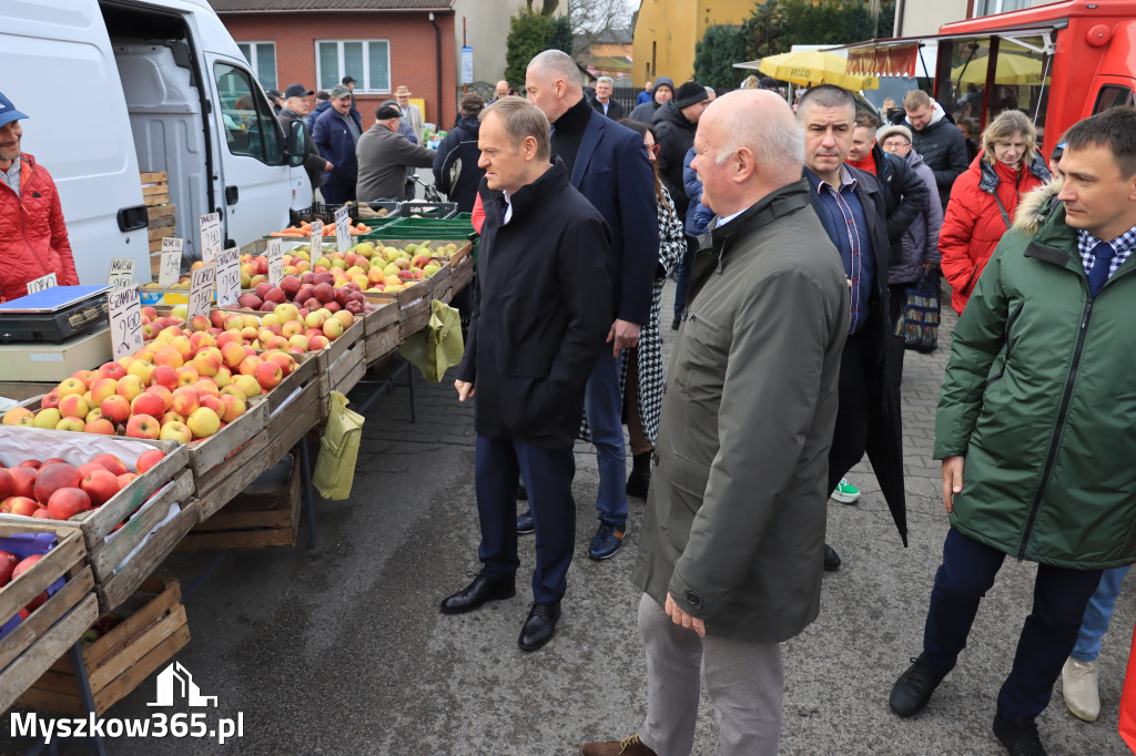 Fotorelacja: Donald Tusk wybrał się na żarecki targ (22.03.2023).