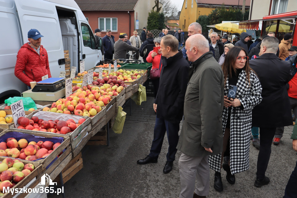 Fotorelacja: Donald Tusk wybrał się na żarecki targ (22.03.2023).