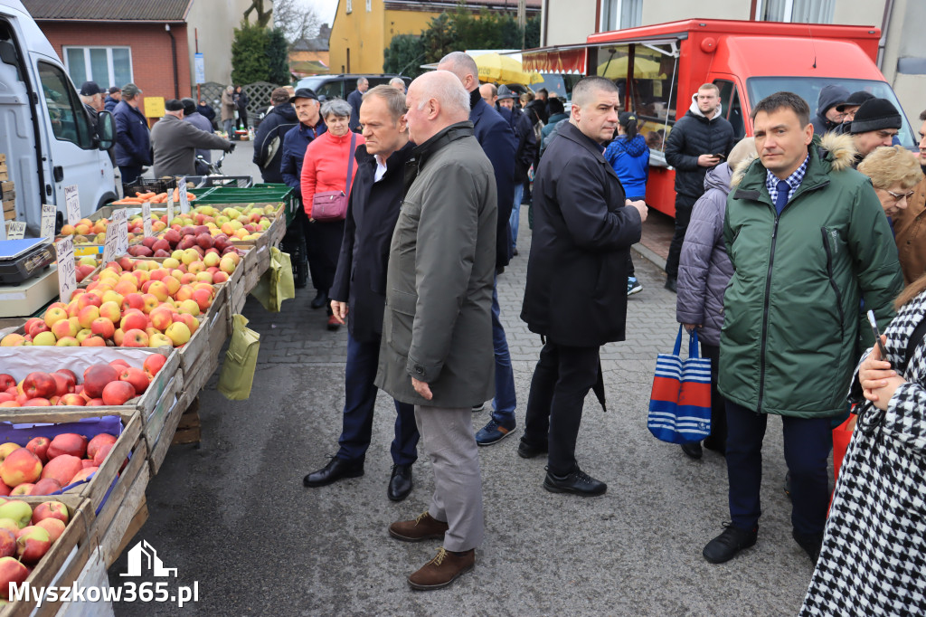 Fotorelacja: Donald Tusk wybrał się na żarecki targ (22.03.2023).