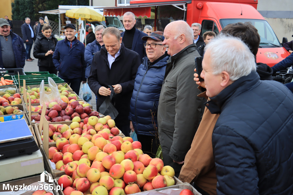 Fotorelacja: Donald Tusk wybrał się na żarecki targ (22.03.2023).