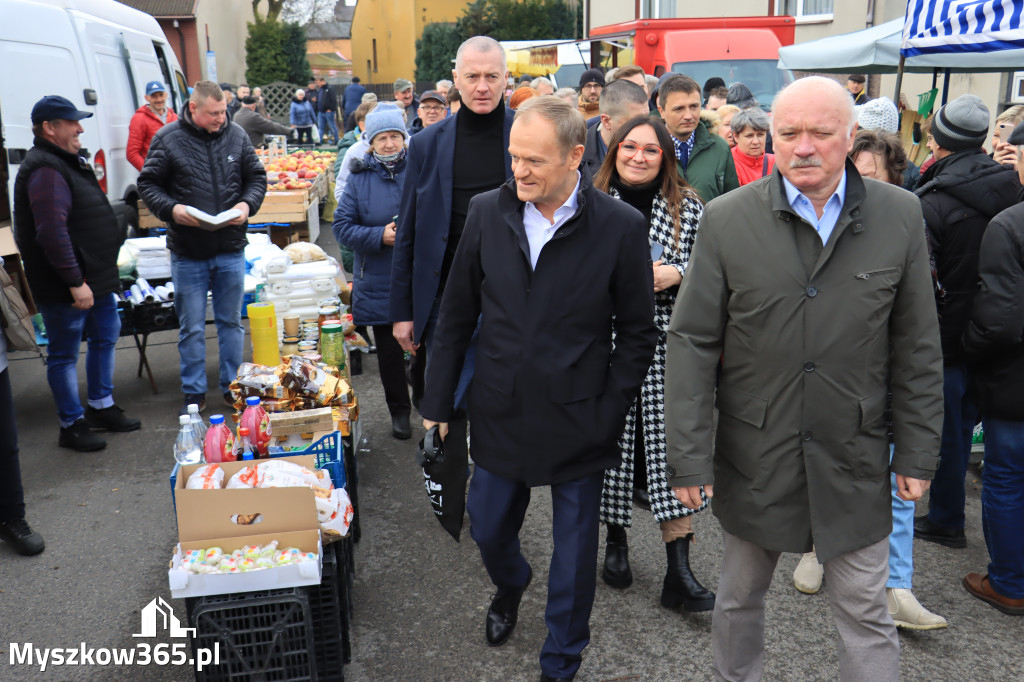 Fotorelacja: Donald Tusk wybrał się na żarecki targ (22.03.2023).