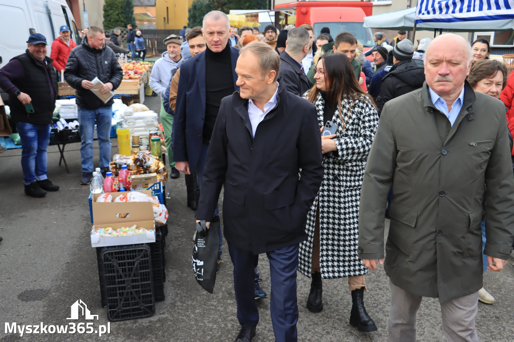 Fotorelacja: Donald Tusk wybrał się na żarecki targ (22.03.2023).