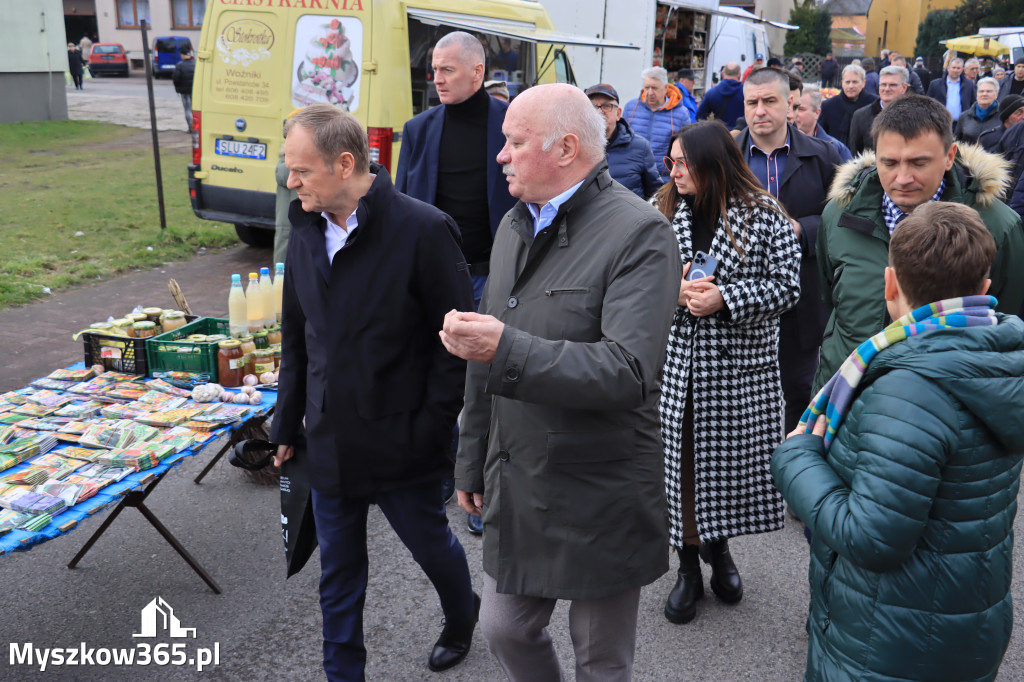 Fotorelacja: Donald Tusk wybrał się na żarecki targ (22.03.2023).