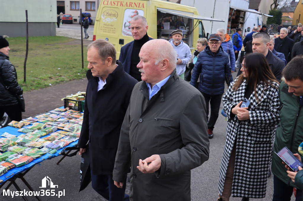 Fotorelacja: Donald Tusk wybrał się na żarecki targ (22.03.2023).