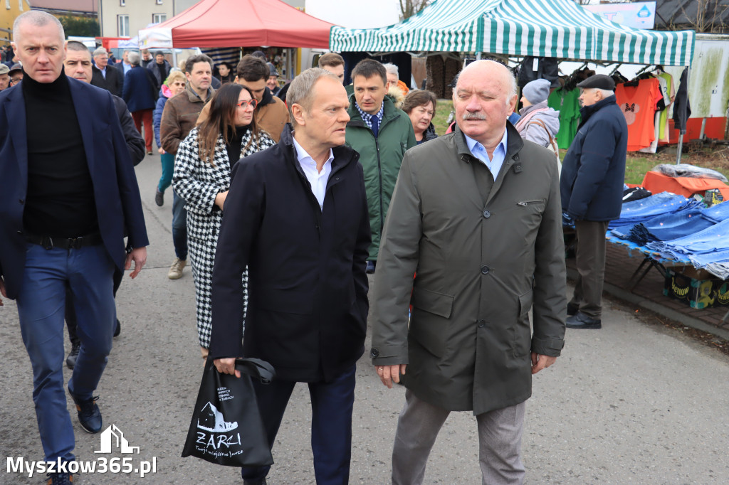 Fotorelacja: Donald Tusk wybrał się na żarecki targ (22.03.2023).