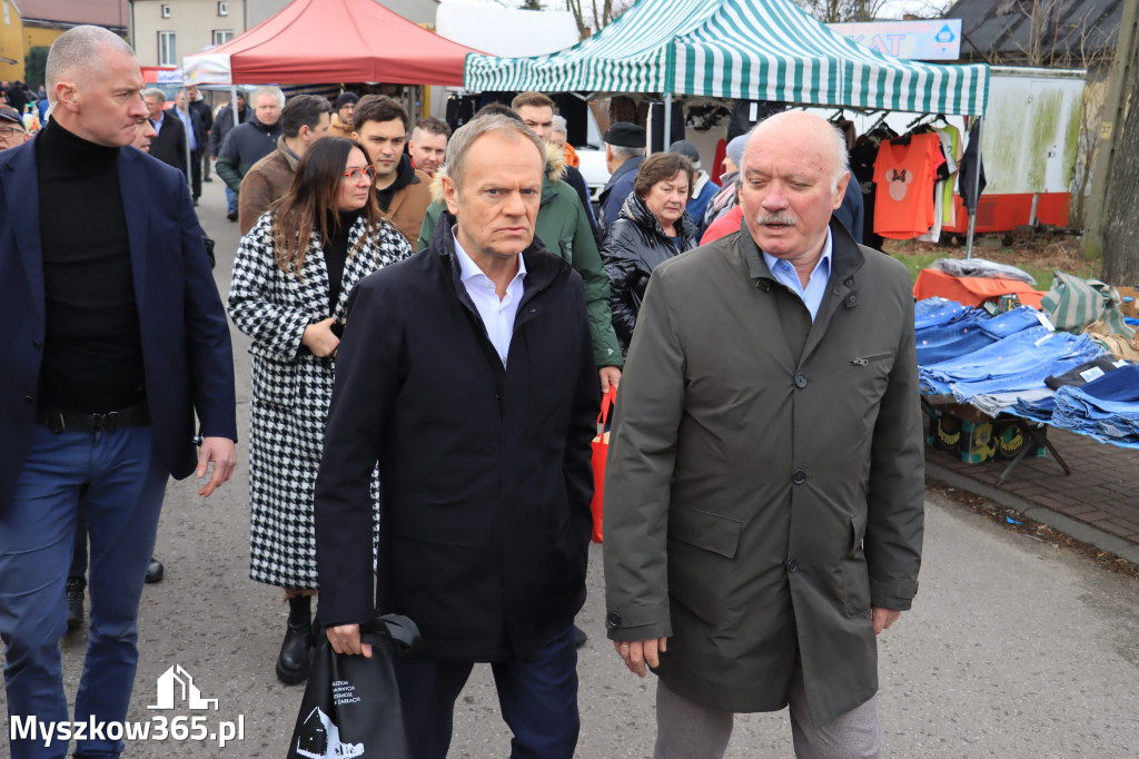 Fotorelacja: Donald Tusk wybrał się na żarecki targ (22.03.2023).