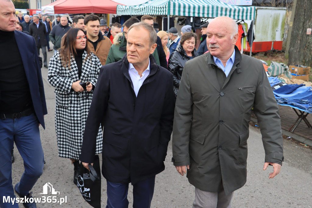 Fotorelacja: Donald Tusk wybrał się na żarecki targ (22.03.2023).