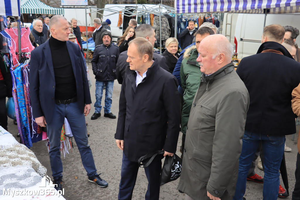 Fotorelacja: Donald Tusk wybrał się na żarecki targ (22.03.2023).