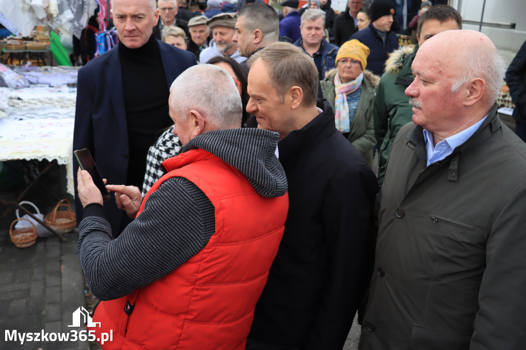 Fotorelacja: Donald Tusk wybrał się na żarecki targ (22.03.2023).